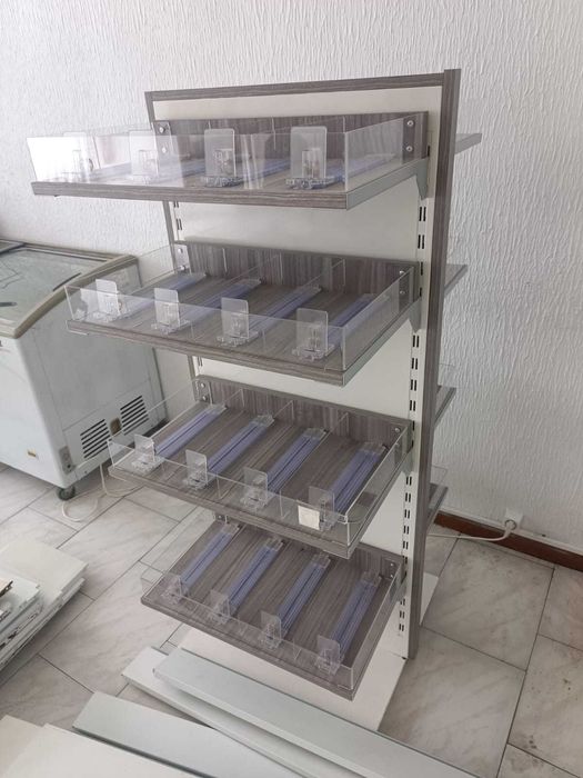 Prateleiras entrada supermercado 2