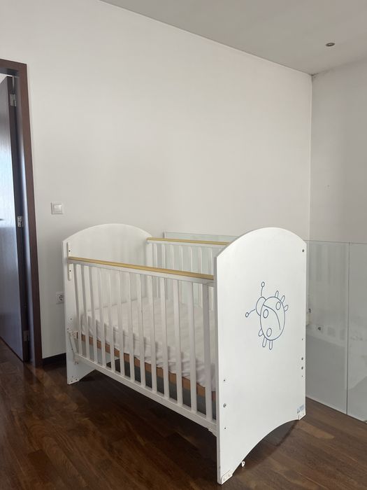 Cama  de  bebe  com lateral amovivel