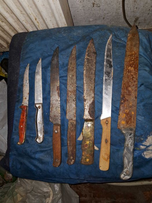 Ложки, вилки, кухоні ножі та інший посуд