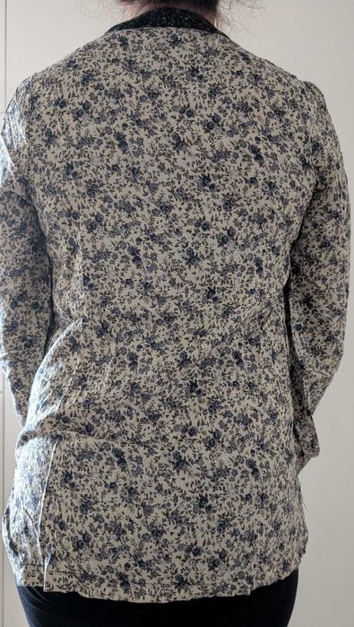 Blusa florida com pormenor no colarinho