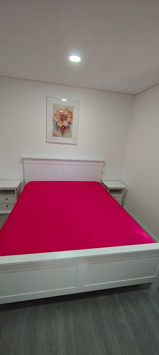 Linda cama casal estofada branca, com medidas 1.90x1.60