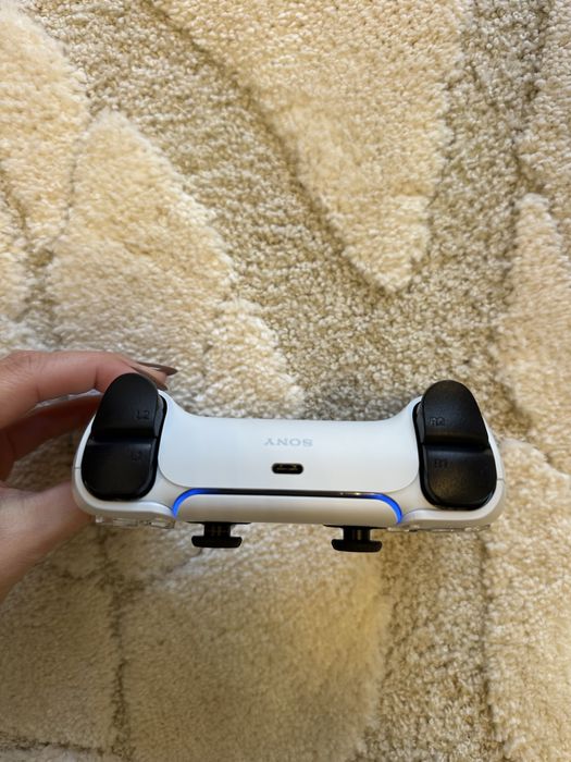 PlayStation 5 com comando + Hogwarts Legacy