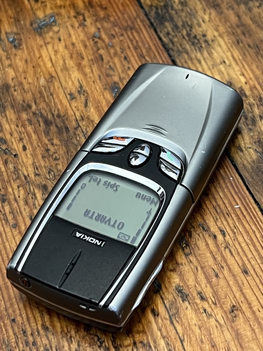 Zabytkowa Nokia 8850