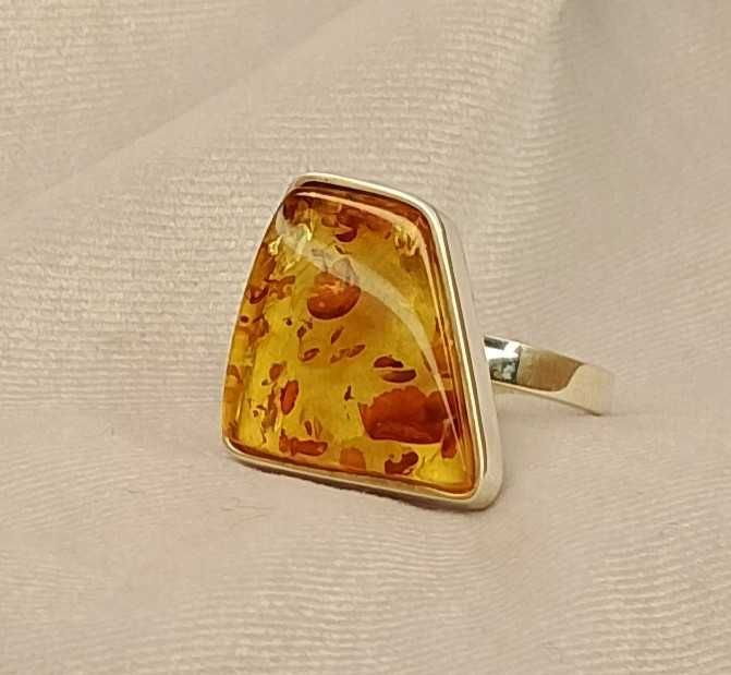 Srebrny pierścionek z bursztynem