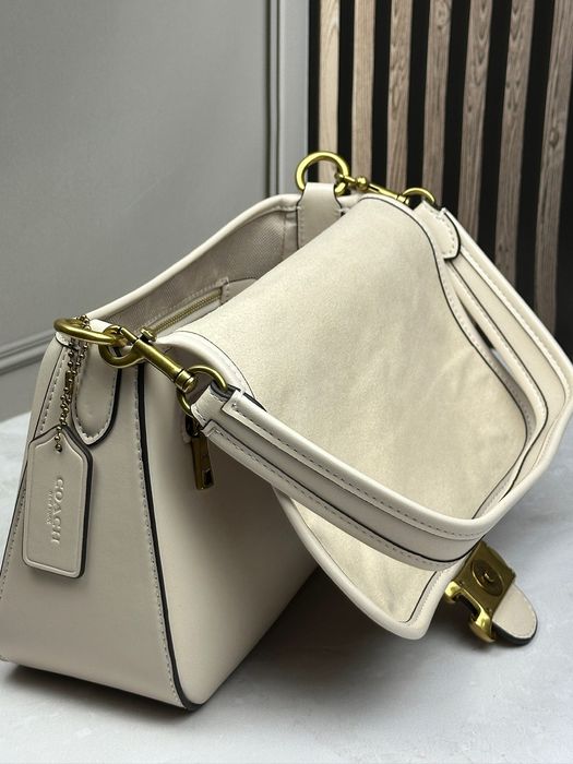 Жіноча сумка шкіряна Coach Soft Tabby Shoulder Bag молочна
