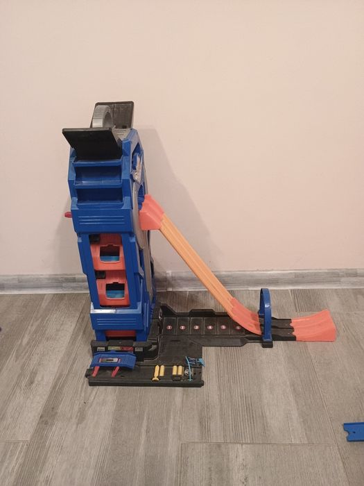 Hot wheels mega zestaw tory garaż pętle boostery samochody autka