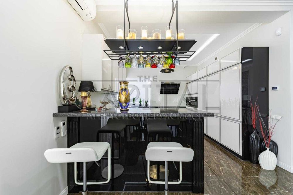 Престижний будинок в Крюківщіні 400м2, гараж та басейн