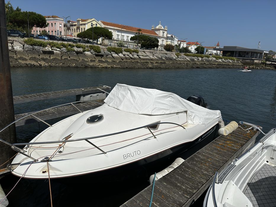 Quiksilver 620 Cruiser, motor Mercury 150hp e motor auxiliar