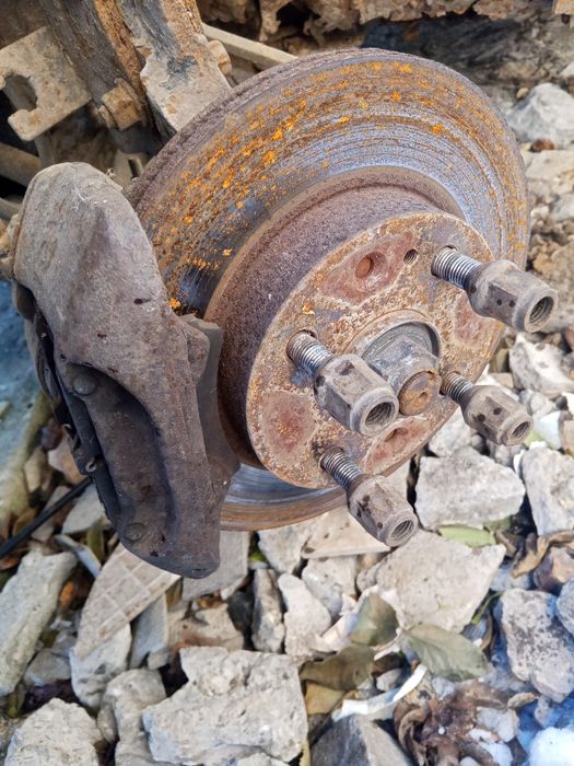 Суппорта-тормозные диски и колодки Мазда323F 1993г. Слепая