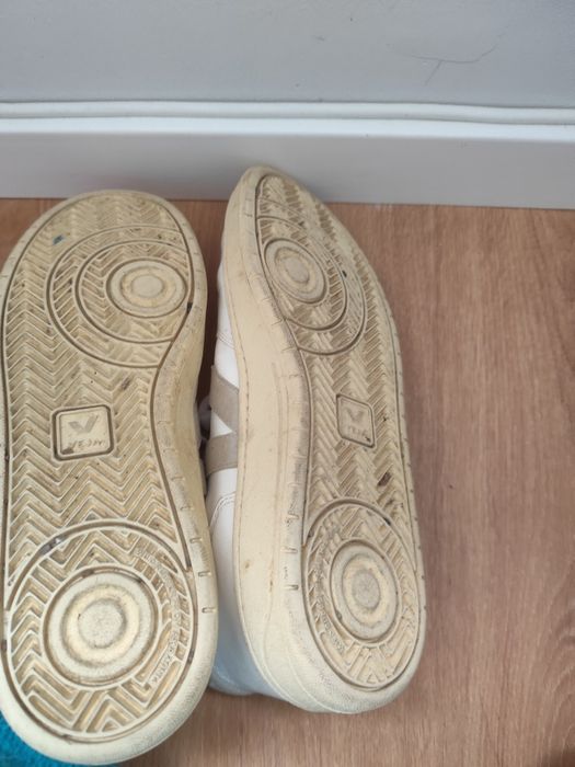 Tênis veja 45 brancos e cinzentos