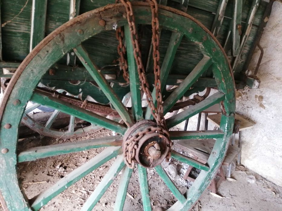 Carroça de madeira, em bom estado