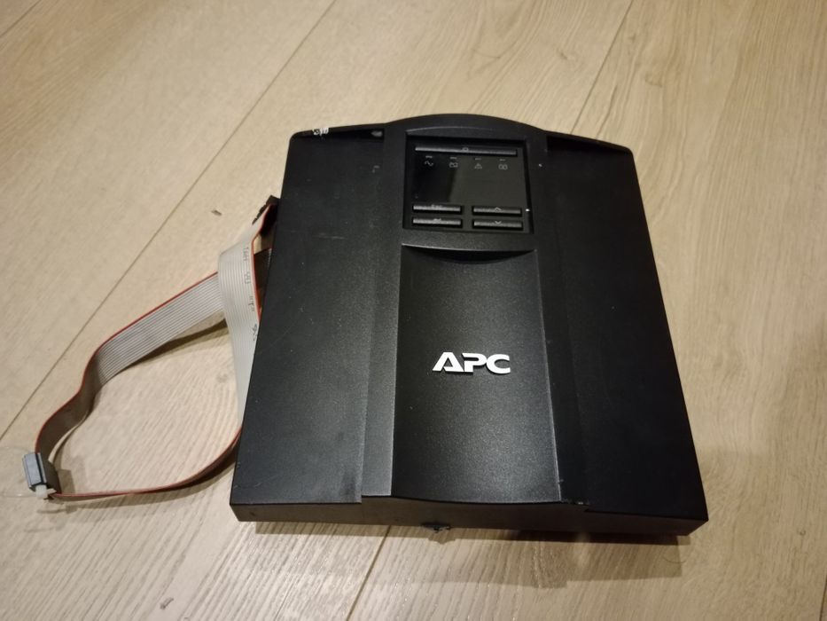 Panel przedni z zasilacza awaryjnego APC