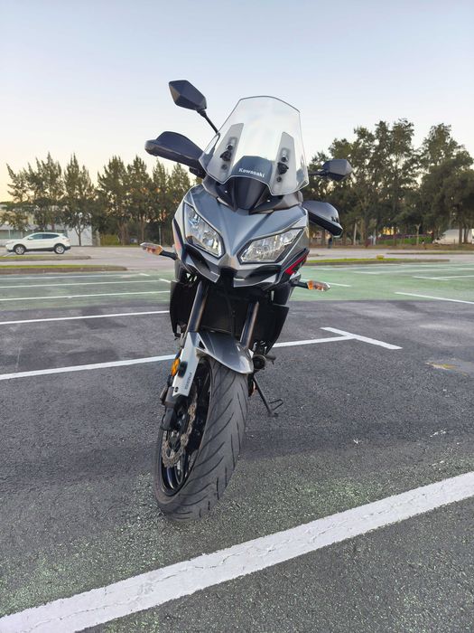 Kawasaki Versys 650 com Top Case Shad SH47