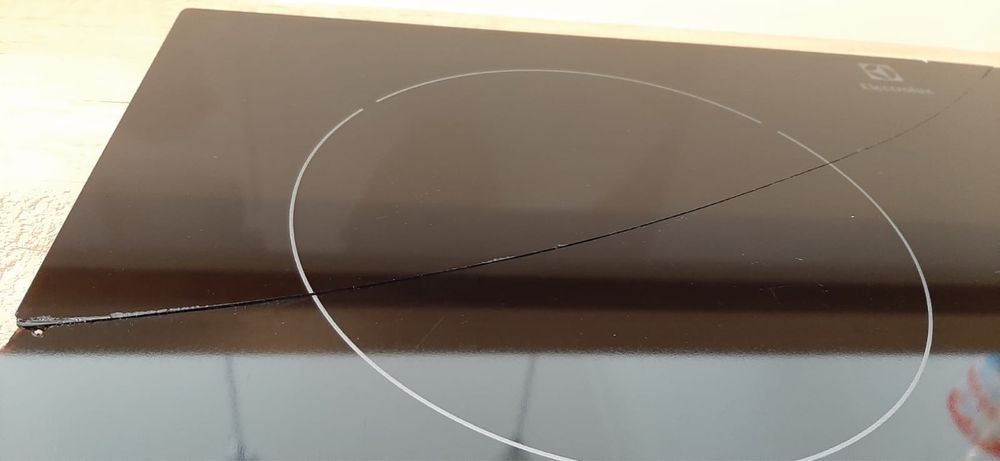 Płyta indukcyjna Electrolux EHH6340FOK – sprawna, pęknięta szyba