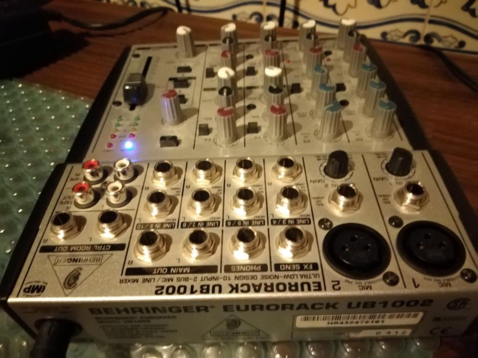 Mesa de estúdio behringer mod UB1002