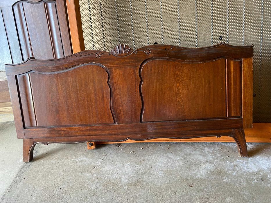 Cama antiga em bom estado