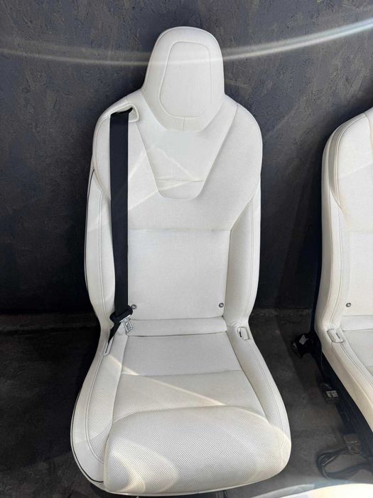 Сидіння на Tesla X
