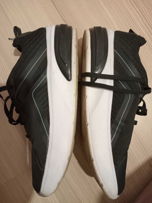 Жіночі кросівки в доброму стані як нові один раз обуті.