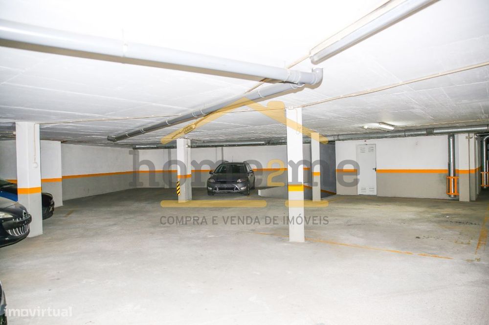 Loja com terraço e lugar de garagem