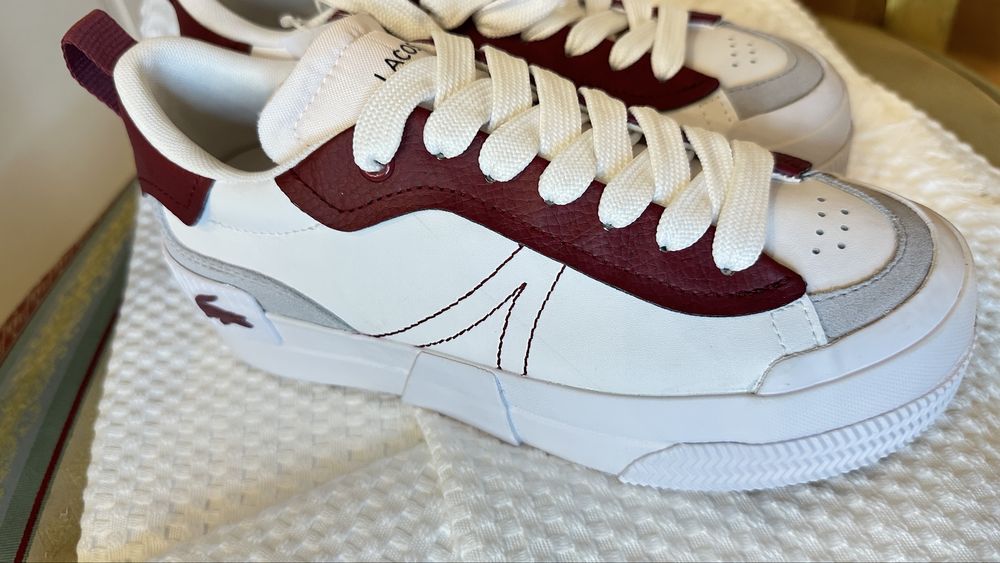 Sapatilhas de Lacoste.