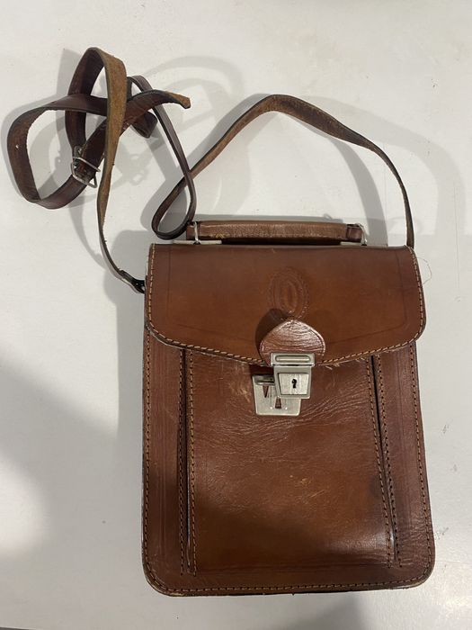 Mala de tiracolo em pele