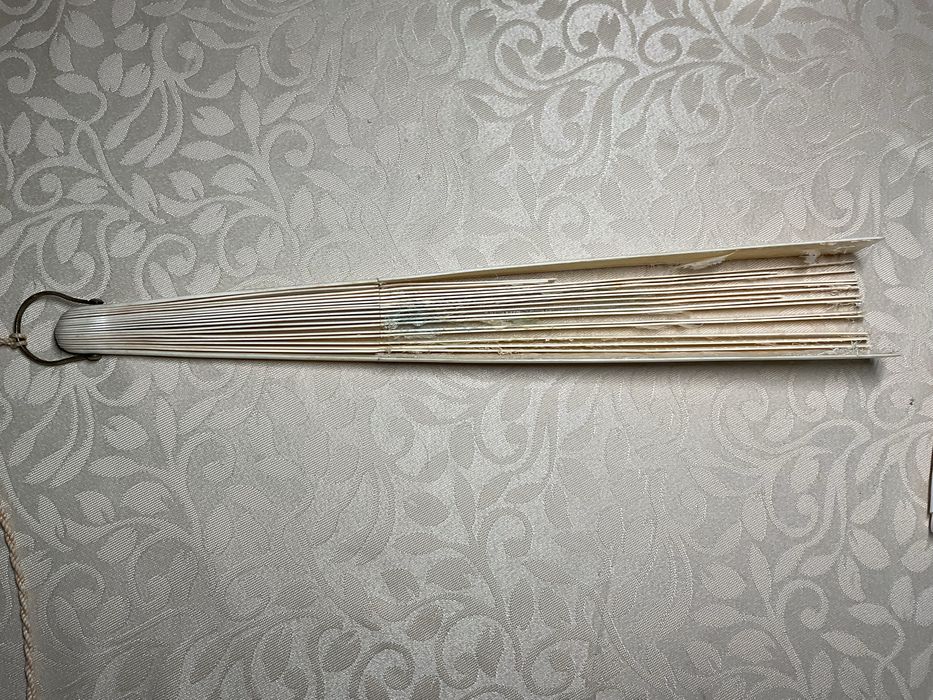 Antigo leque com base em osso para ser recuperado