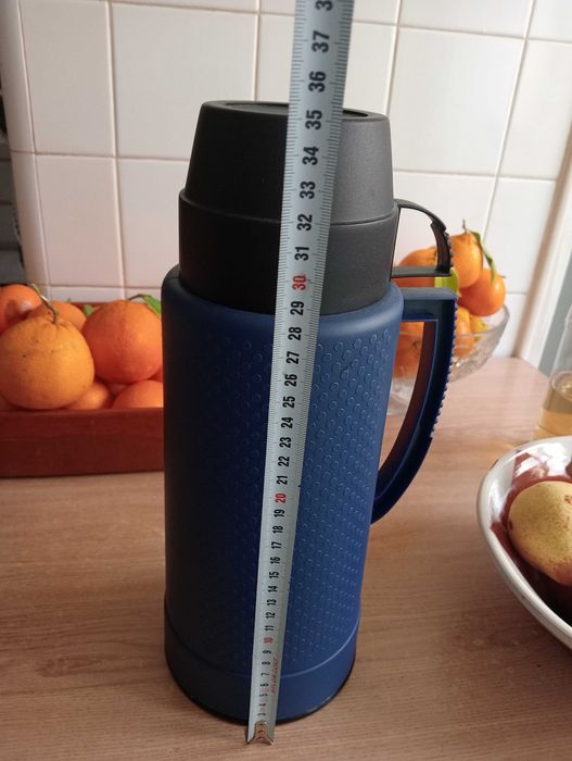 Garrafa térmica com capacidade de 1,8lt