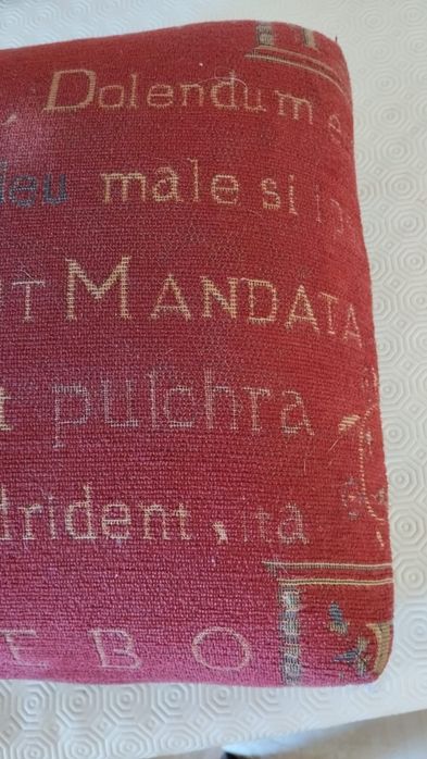 Banqueta pousa pés clássica, em madeira e tecido, muito antiga, em bom