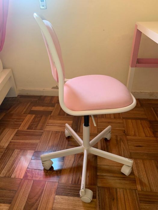 Secretária com cadeira e candeeiro branco