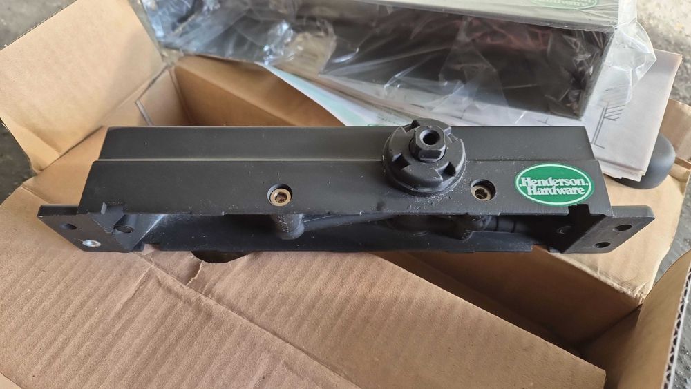 Samozamykacz do drzwi Henderson door closer