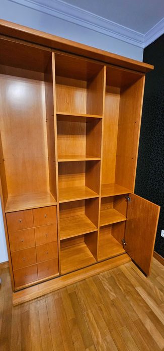 Cristaleira cerejeira maciça moderna