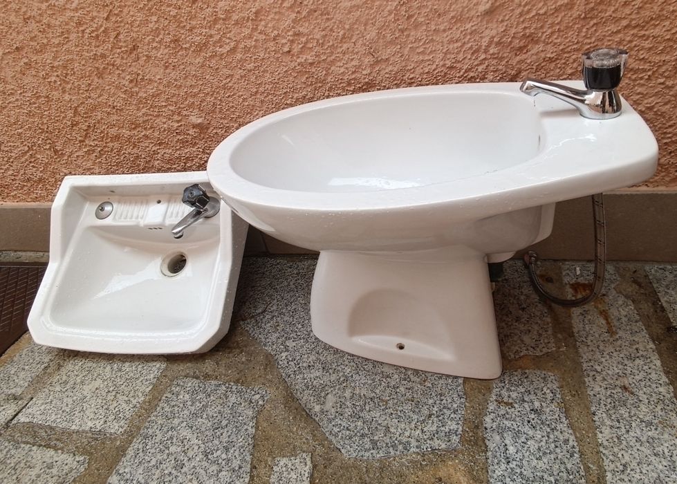 Bide e lavatório pequeno