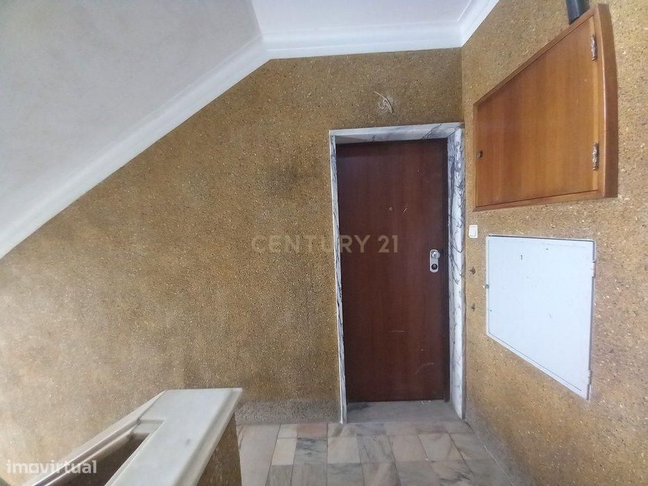 T2 Totalmente Remodelado no Carregado – Cozinha Equipada e Excelente A