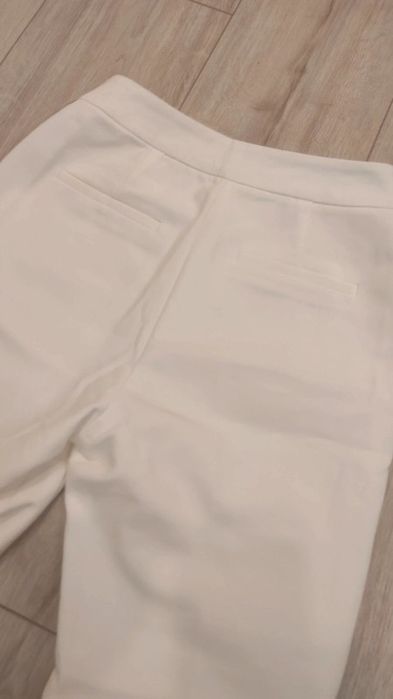 Białe spodnie w kant z lampasem, Reserved, r. 34/XS