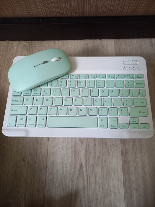 Безпроводная блютуз клавиатура + мышка.