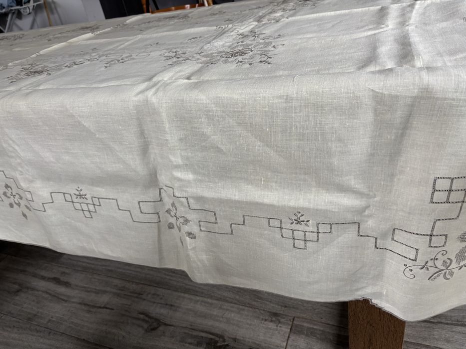 Toalha de mesa em puro linho com bordado feito à mão