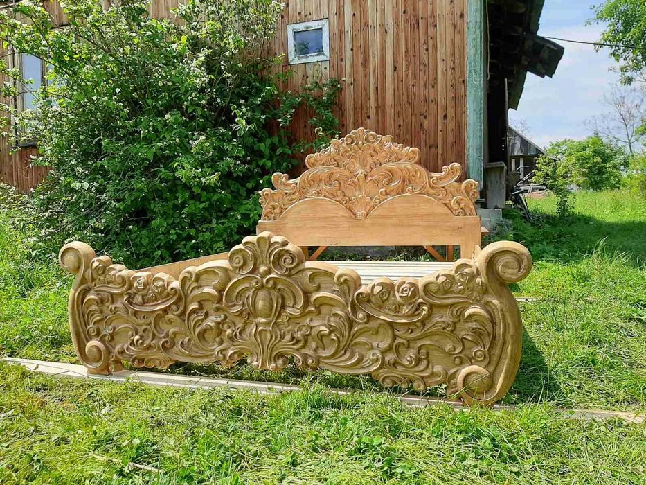 Продається  різьблене ліжко,тумбочки,комод  з масиву дерева,дуба.