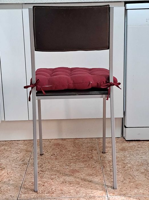 Conjunto de 4 cadeiras de estrutura metálica, com almofadas, para mesa de cozinha