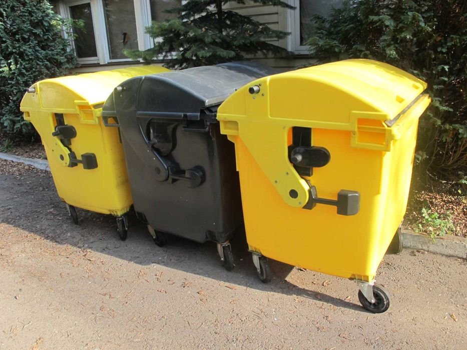 Uszkodzone pojemniki na odpady 1100l niemieckie kosze na śmieci