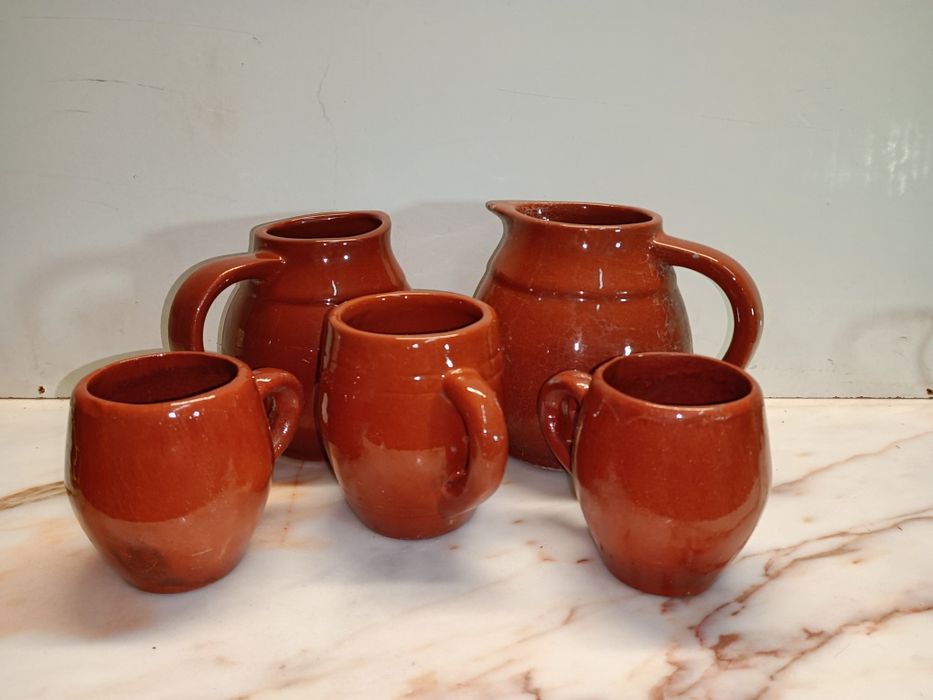 Cinco canecas em barro antigas perfeitas para uma decoração rústica