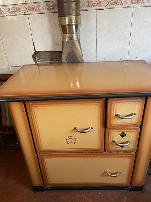 Fogão a lenha, marca Aliança, cor camel.