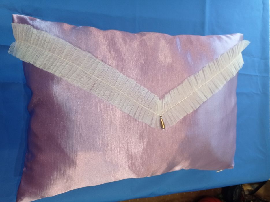 Подушка с наволочкой.