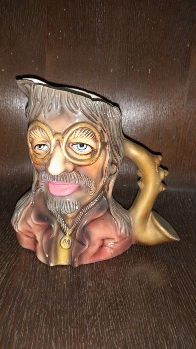 Caneca/jarro  antigo com cara de músico e asa em forma de saxofone