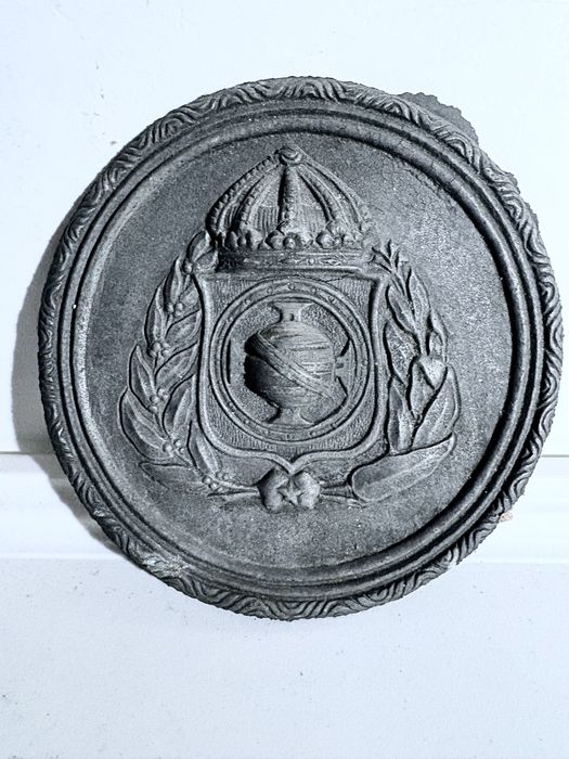 Antiga placa brasonada  com coroa em metal de fundição antimónio