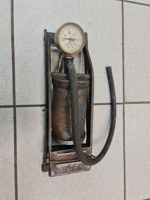 Pompka nożna z dawnych lat