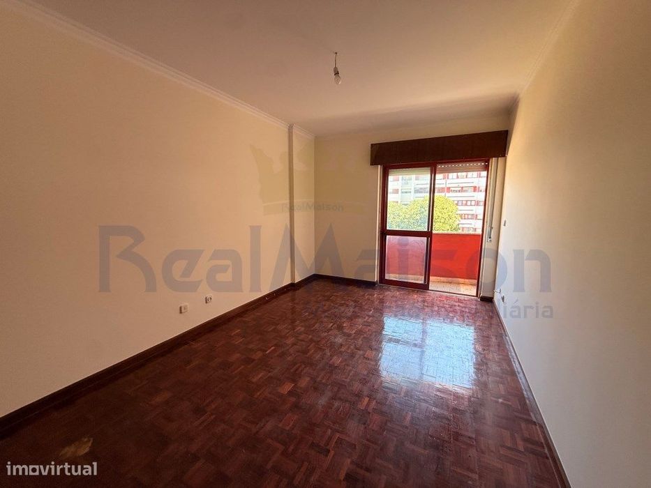 Vende-se Fantástico Apartamento c/ Parqueamento na Cavaleira