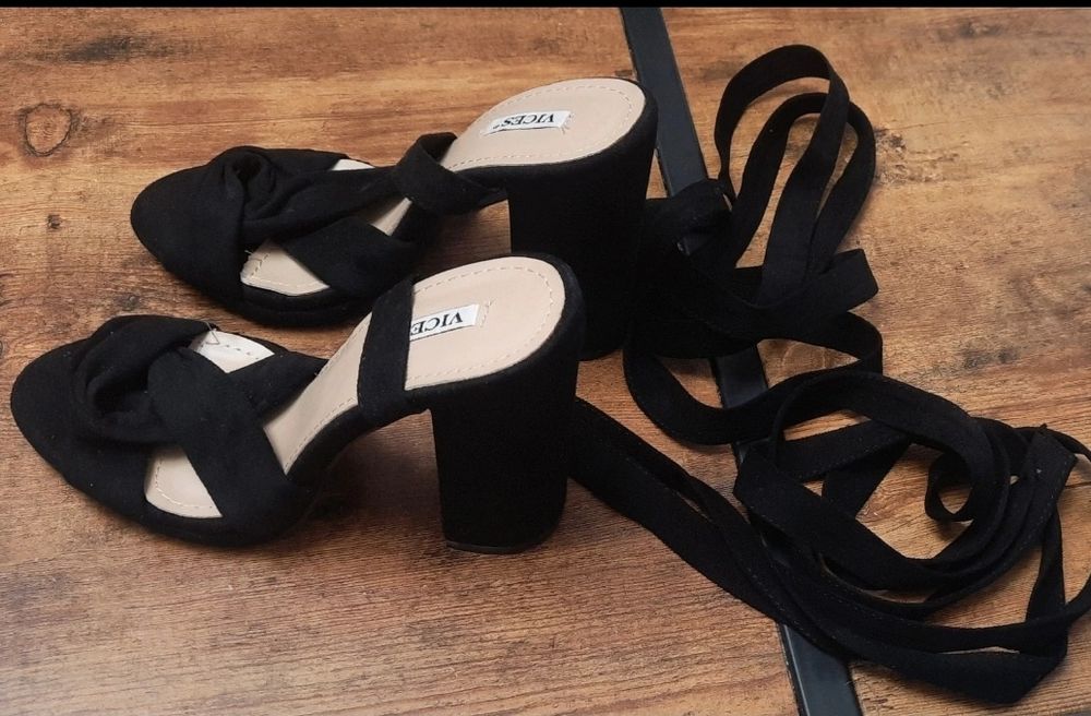 Czarne sandałki na słupku