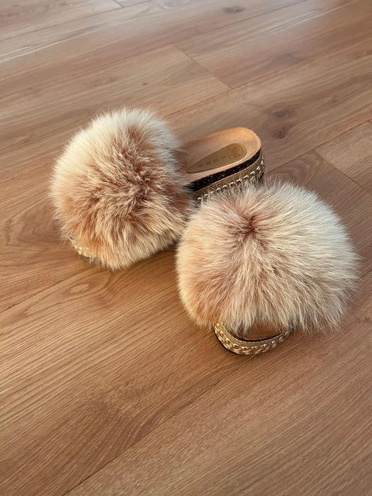 Klapki z naturalnym futrem jenota Siya Furs 38