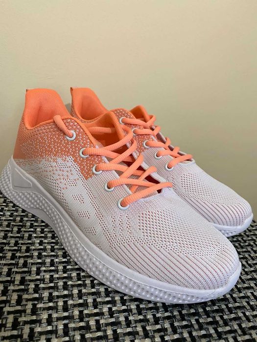 Кросівки жіночі.