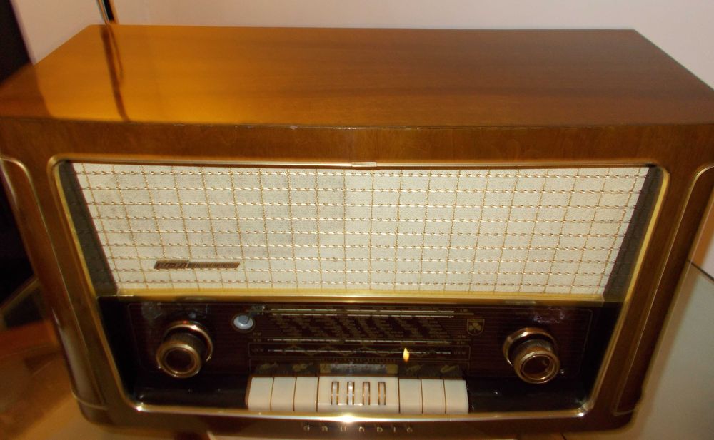 Rádio GRUNDIG a válvulas, de 1956, com FM64286376361474123